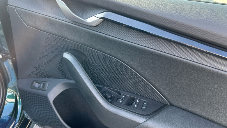 Skoda Octavia 2.0 TSI vRS 5dr DSG Petrol Hatchback